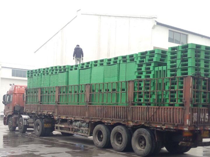 冒雨裝車(chē)，綠色托盤(pán)墊板裝車(chē)發(fā)走